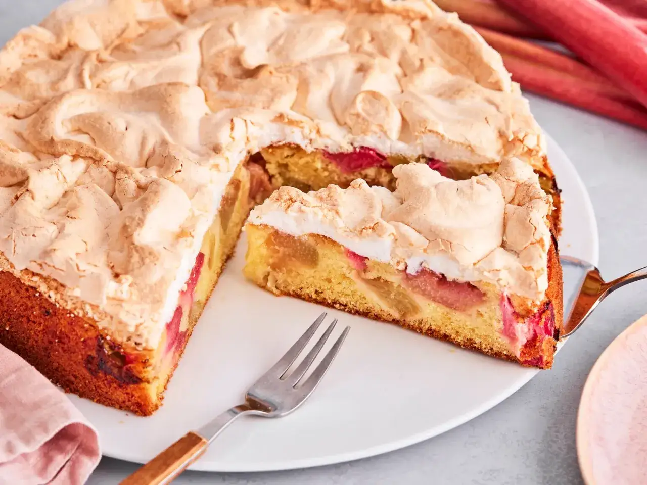 Saftiger Rhabarberkuchen mit Schmand und Streuseln, gekr&ouml;nt von luftigem Eischnee. Ein Genuss f&uuml;r jeden Kaffeetisch.