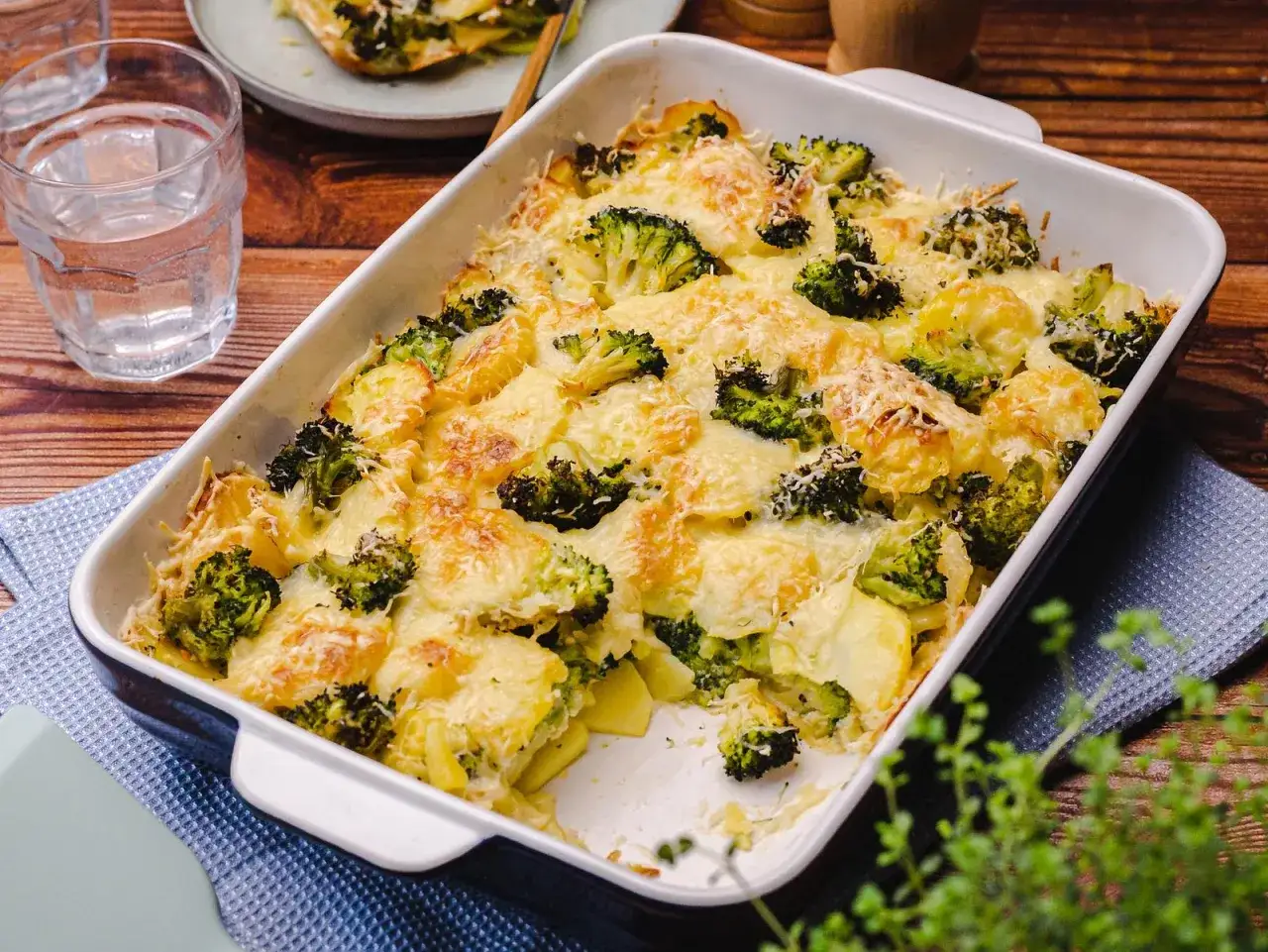 Herzhaftes Kartoffel-Brokkoli Gratin ohne Vorkochen, goldbraun überbacken mit Käse. Ein einfaches und leckeres Gericht.