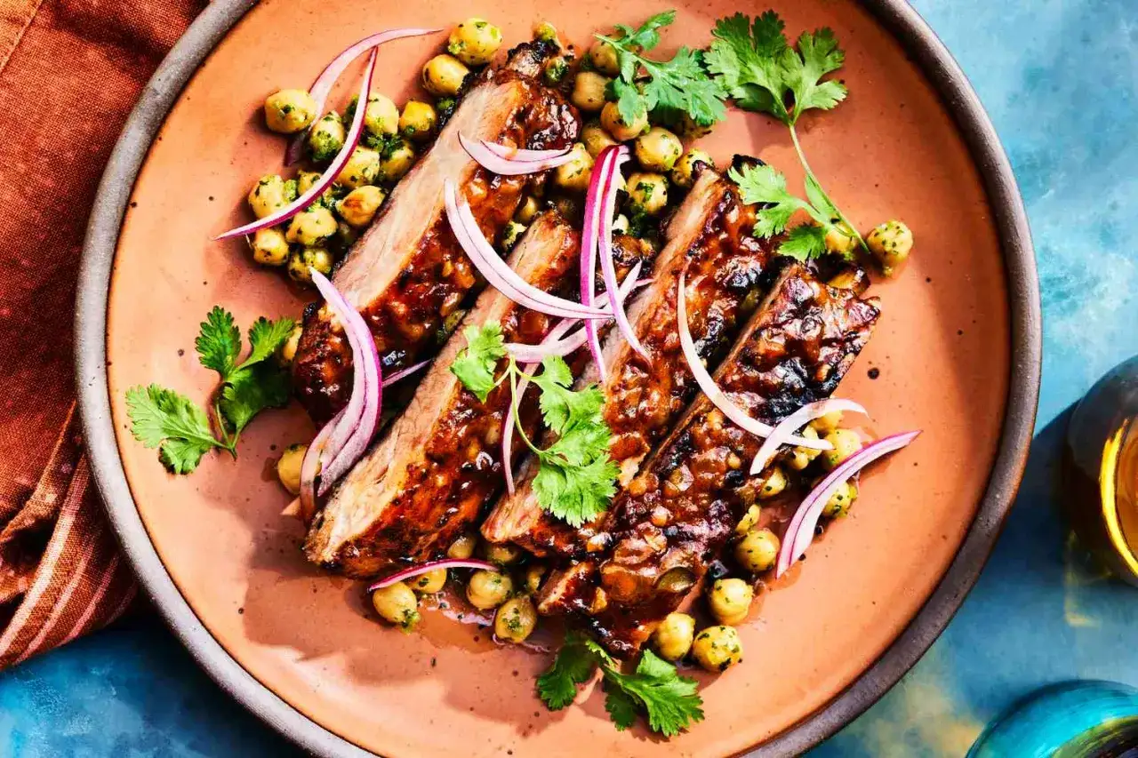 Gegrilltes Fleisch mit Kichererbsen und roten Zwiebeln, ein perfektes sommergerichte abendessen.