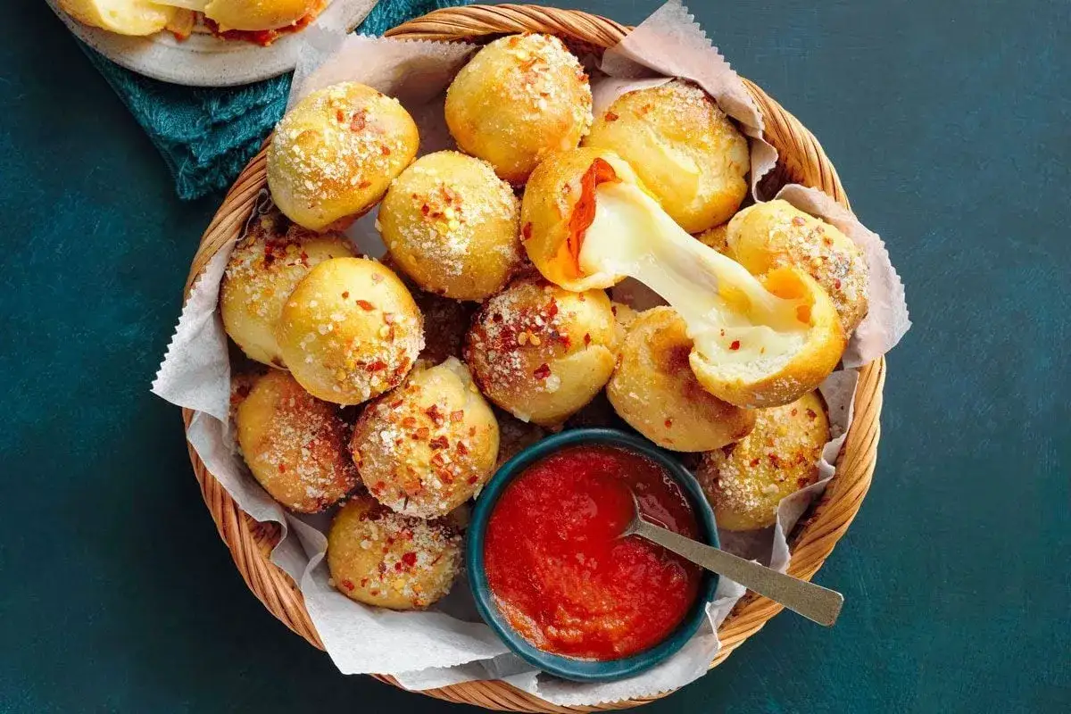 Herzhafte Teigb&auml;llchen mit geschmolzenem K&auml;se, bestreut mit Parmesan und Chili-Flocken. Perfekt als Snack oder Vorspeise, tolle Rezepte mit fertigem pizzateig herzhaft.