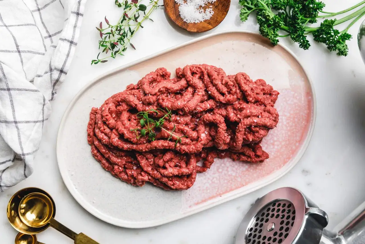 Frisches Hackfleisch auf einem Teller, bereit f&uuml;r die Zubereitung. Ein toller hackfleisch ersatz f&uuml;r viele Gerichte. Mit Kr&auml;utern und Salz garniert.