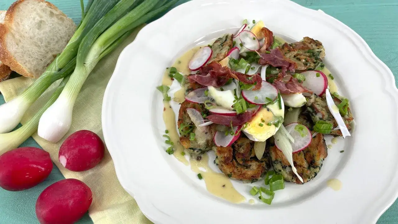 Ausgefallene Salate: Herzhafte Kartoffelplätzchen mit Radieschen, Ei und Speck auf cremiger Sauce. Dazu frisches Brot und Frühlingszwiebeln.