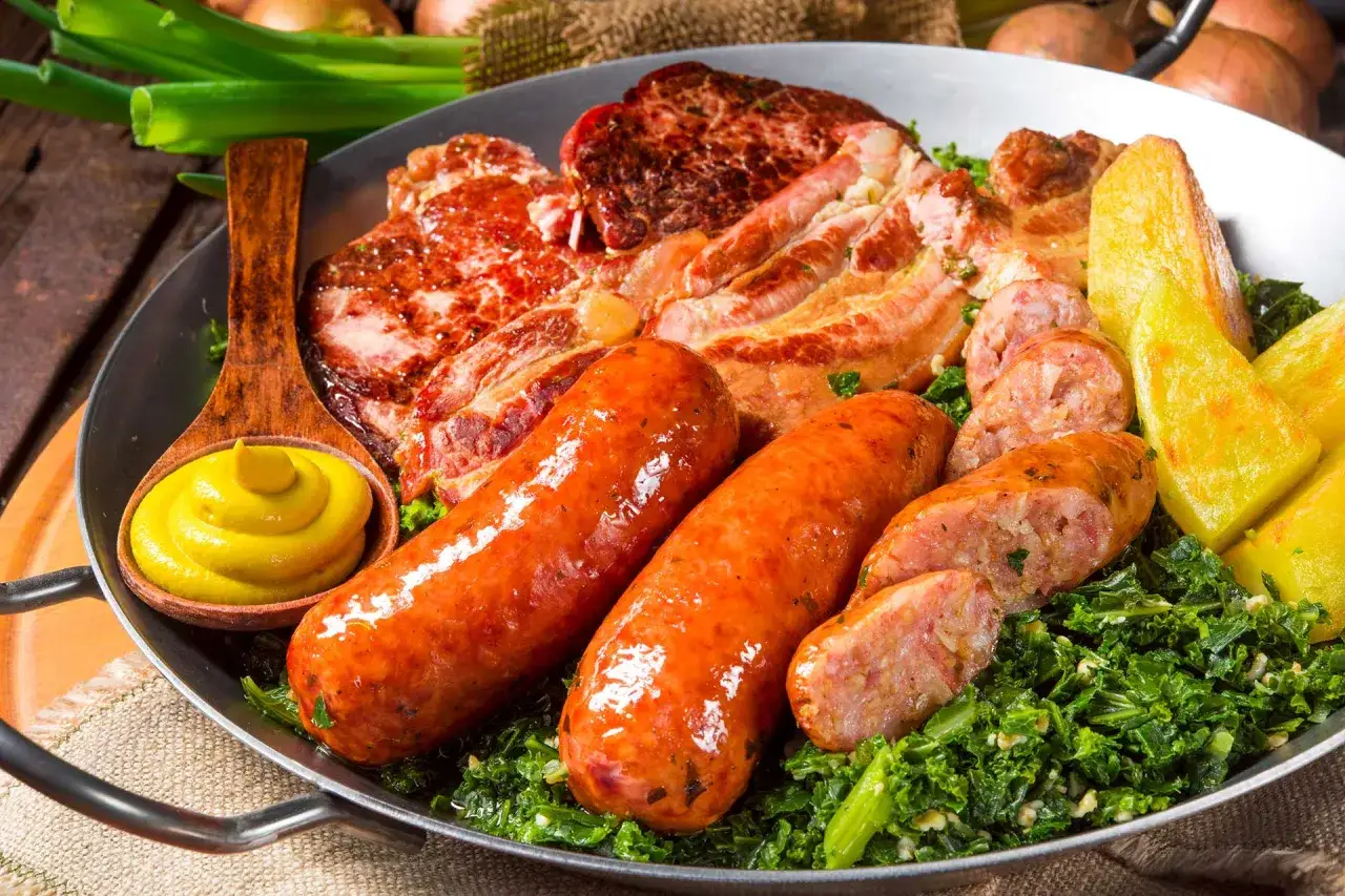 Deftiges Grünkohlgericht mit Pinkel, Speck und Kartoffeln. Wie lange kochen? Das fragt man sich bei diesem Anblick!