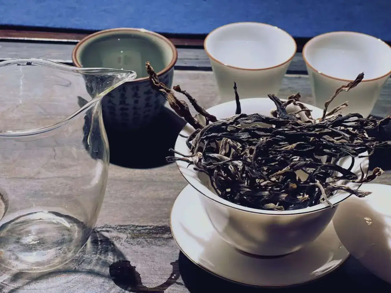 Trockene Oolong-Tee-Bl&auml;tter in einer Schale, bereit f&uuml;r die Zubereitung. Die Oolong Tee Wirkung wird durch die sorgf&auml;ltige Zubereitung entfaltet.