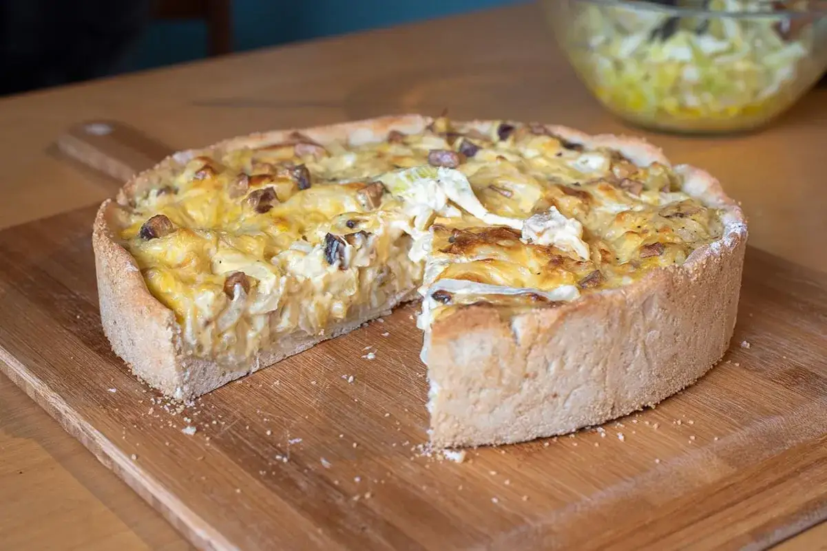 Herzhafte vegane Kuchen mit cremigem Belag und knusprigem Boden, bereit zum Genießen.