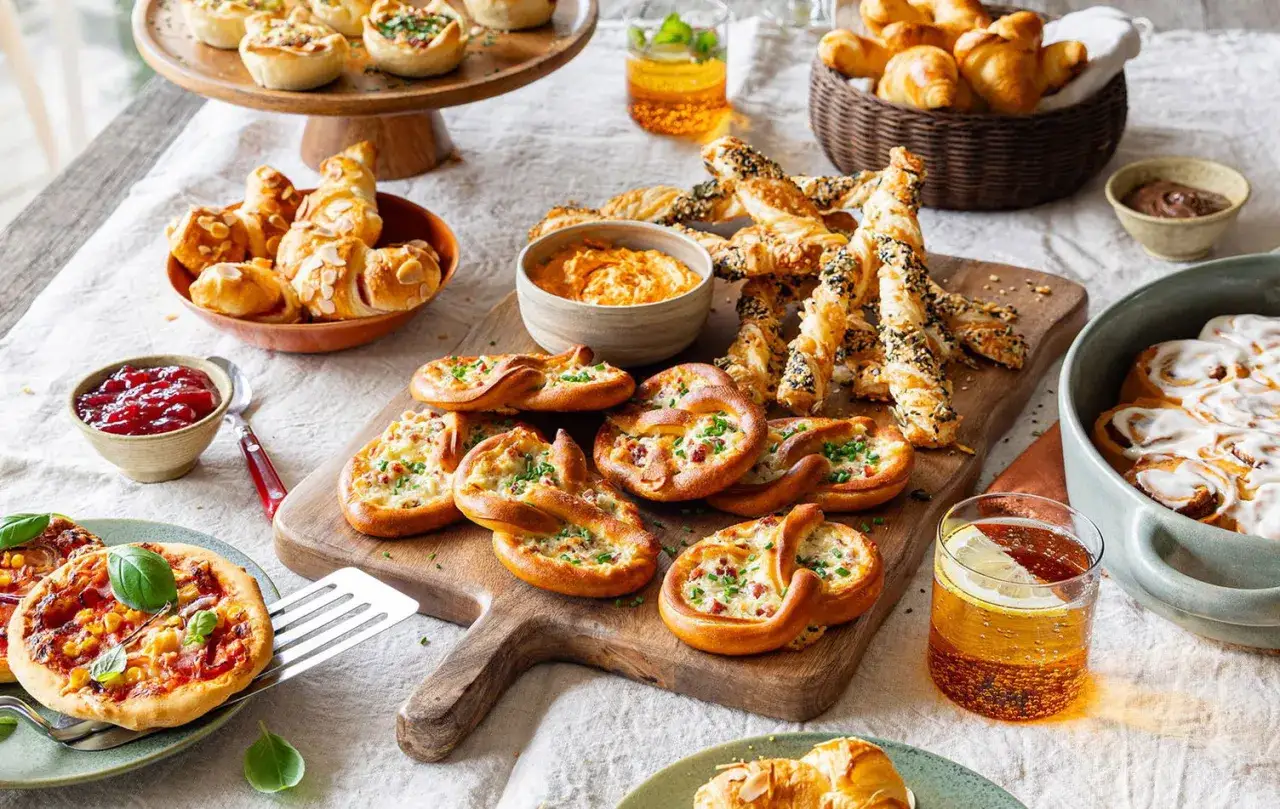 Leckere partyrezepte zum vorbereiten am vortag: Mini-Pizzen, Brezeln mit Speck, Bl&auml;tterteigstangen und Zimtschnecken.
