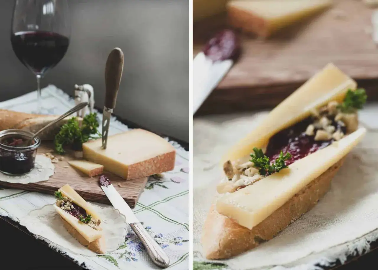 K&auml;sebrot mit Zwiebelmarmelade einfach zubereitet. Ein Glas Rotwein und frisches Baguette runden den Genuss ab.