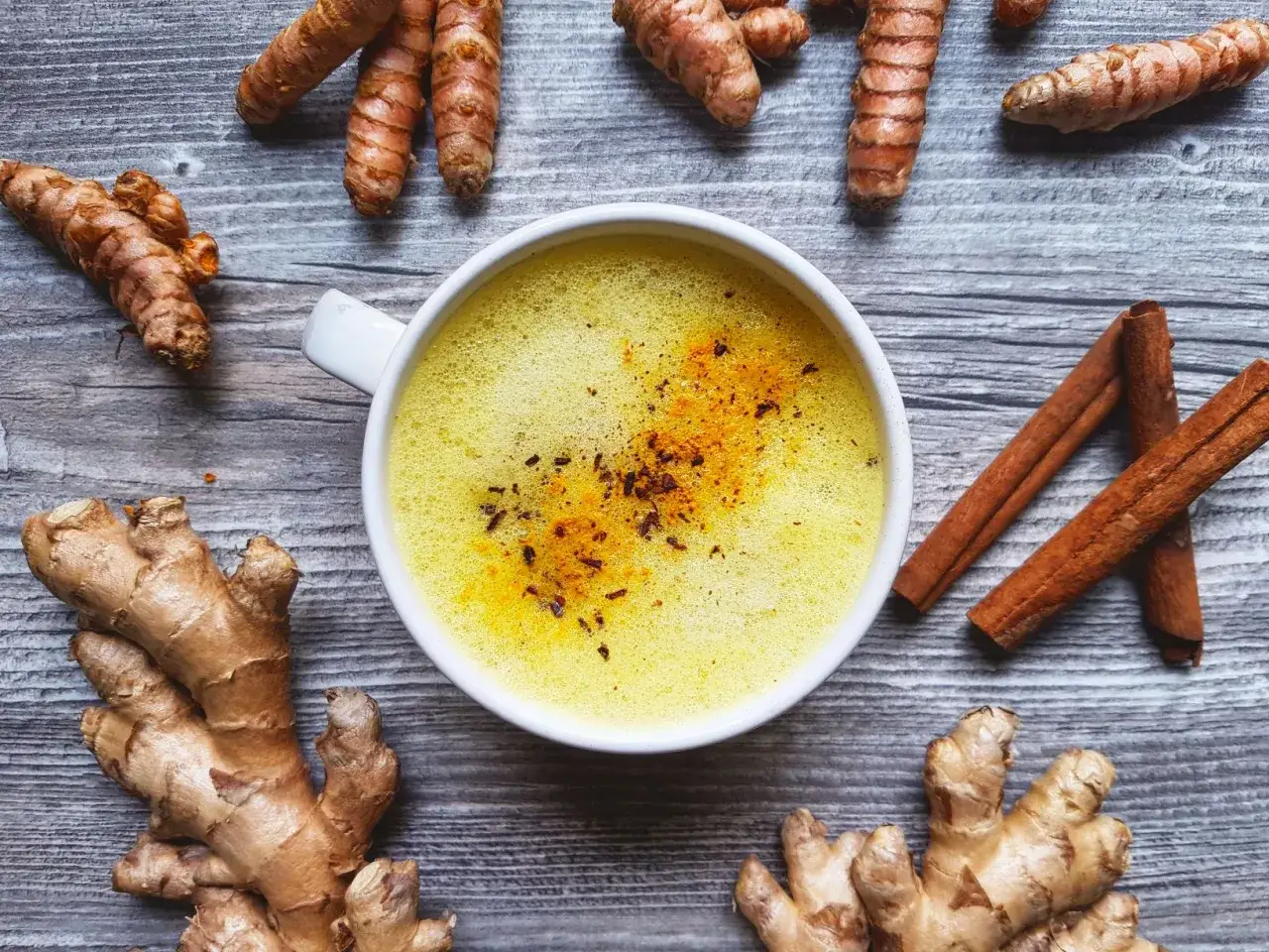 Goldene Milch Rezept: Eine Tasse w&auml;rmender Genuss mit Kurkuma, Ingwer und Zimt. Perfekt f&uuml;r gem&uuml;tliche Momente.
