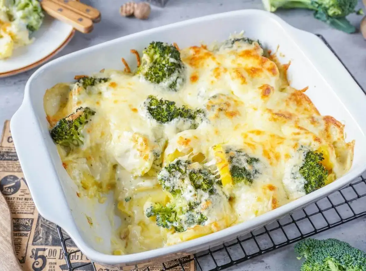Herzhaftes Kartoffel-Brokkoli Gratin ohne Vorkochen, überbacken mit goldbraunem Käse.