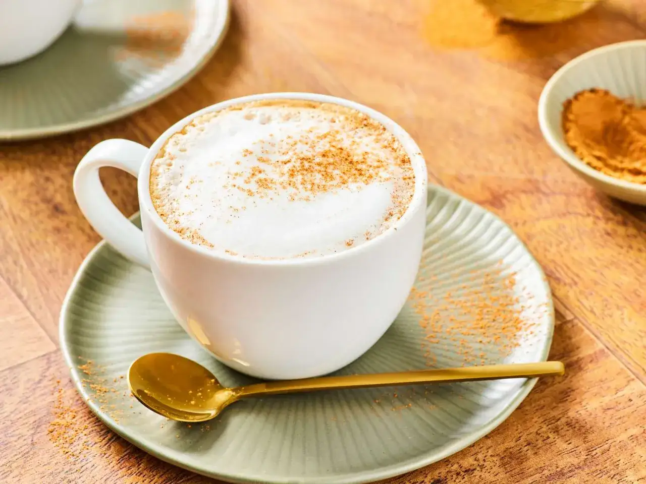 Ein cremiger Cappuccino mit Milchschaum, bestreut mit Zimt. Perfekt, um ihn zu Hause selber machen.