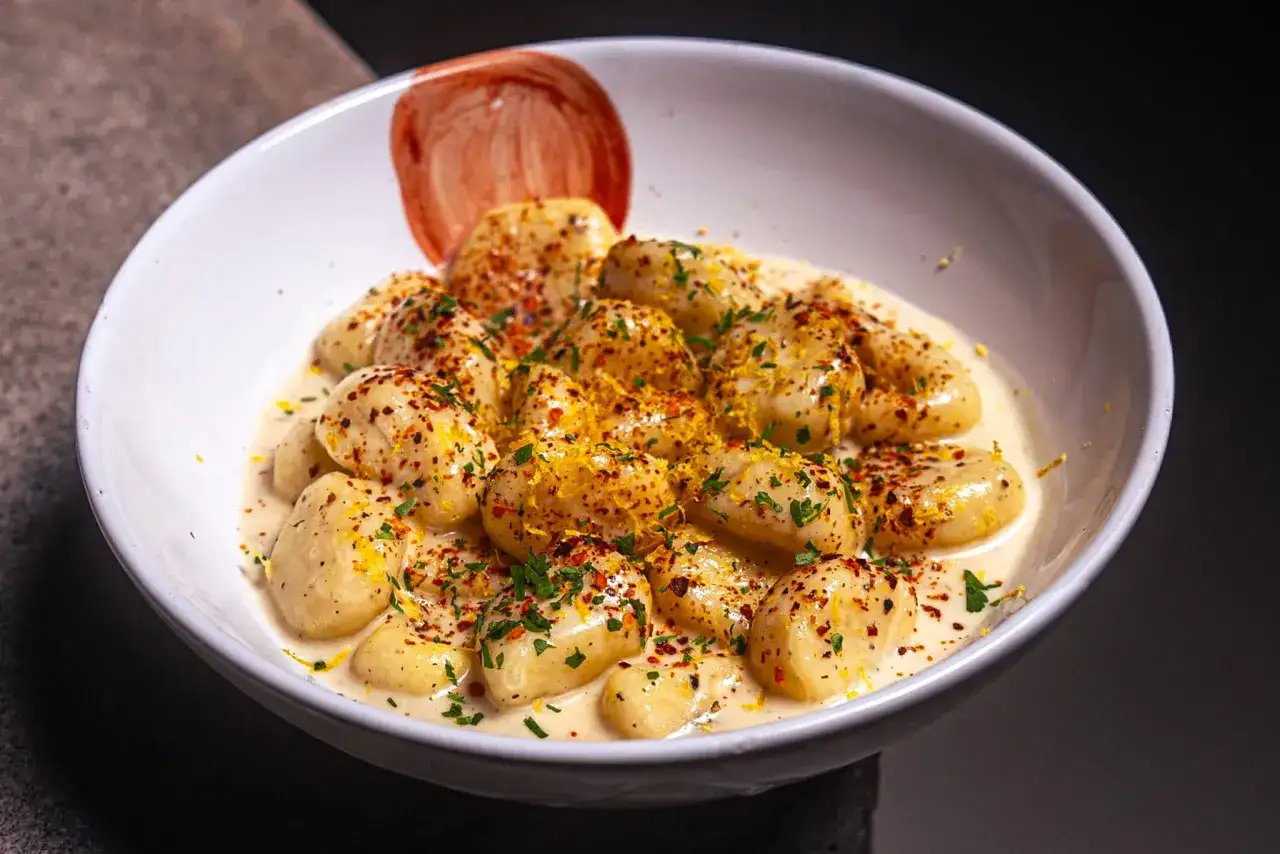 Köstliche Gnocchi in cremiger Sauce, garniert mit Zitronenschale und Chili. Ein einfaches Gericht, das zu den besten Gnocchi Rezepten zählt.