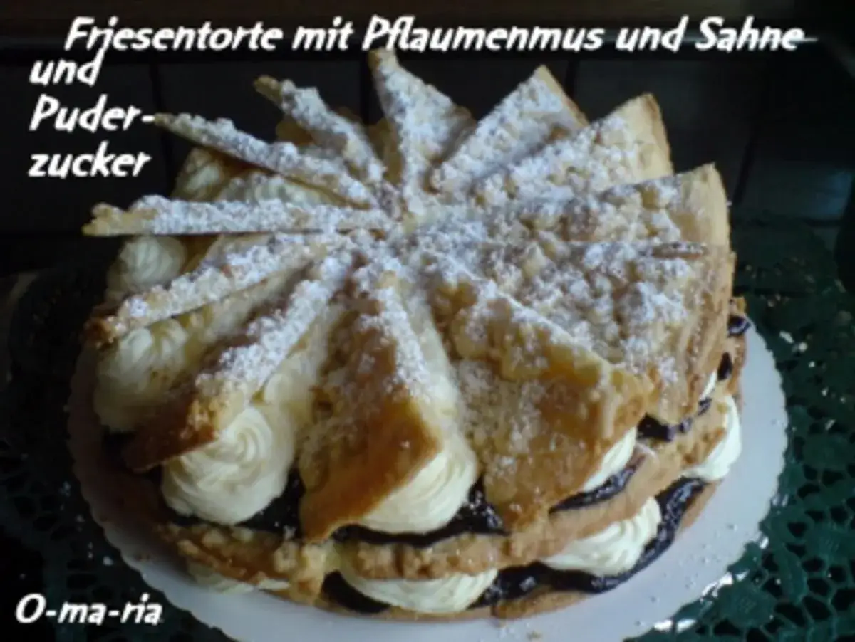 Leckere Friesentorte mit Pflaumenmus und Sahne, best&auml;ubt mit Puderzucker. Ein tolles Friesentorte Rezept!