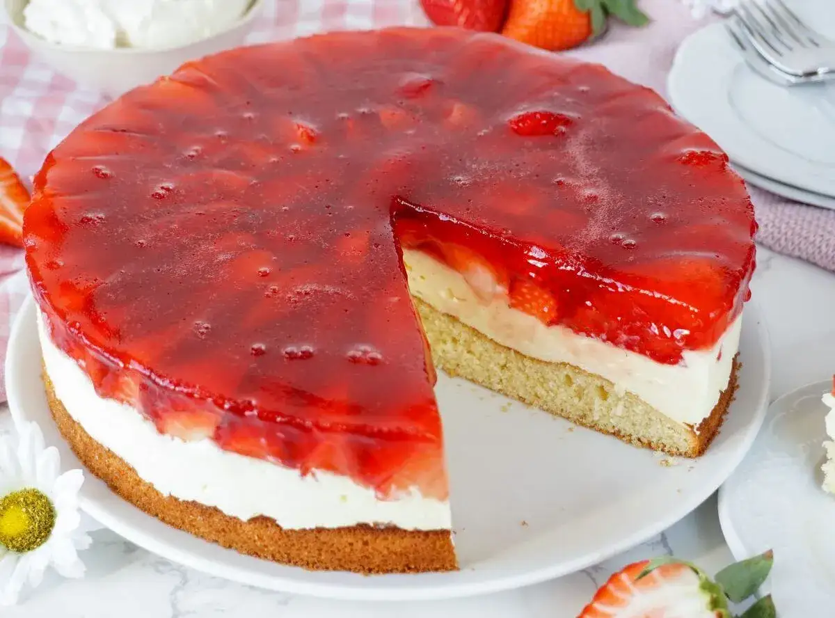 Ein saftiger Erdbeerkuchen mit Pudding und frischen Erdbeeren unter rotem Tortenguss. Ein Genuss für jeden Anlass!