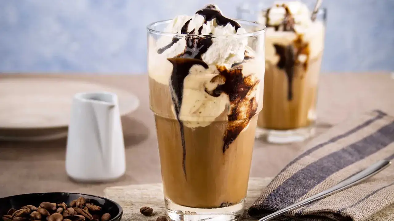 Eiskaffee selbst machen: Cremiger Eiskaffee mit Sahne und Schokoladensirup in einem Glas. Perfekt f&uuml;r hei&szlig;e Tage!