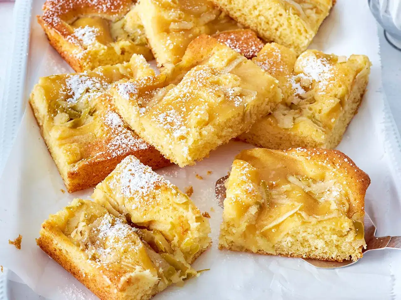Saftiger Apfelkuchen mit Apfelmus-Note, bestäubt mit Puderzucker. Ein Genuss für jeden Kaffeetisch.
