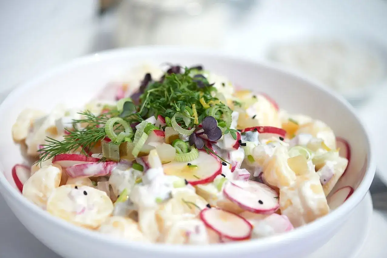 Ein cremiger Kartoffelsalat mit Radieschen, Fr&uuml;hlingszwiebeln und Dill. Perfekt f&uuml;r einen knusprigen Kartoffelsalat-Genuss.
