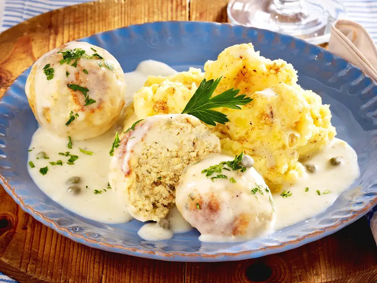 Herzhafte Klöße mit cremiger Soße und Kartoffelpüree – einfache Rezepte vegetarisch, die jeden begeistern.