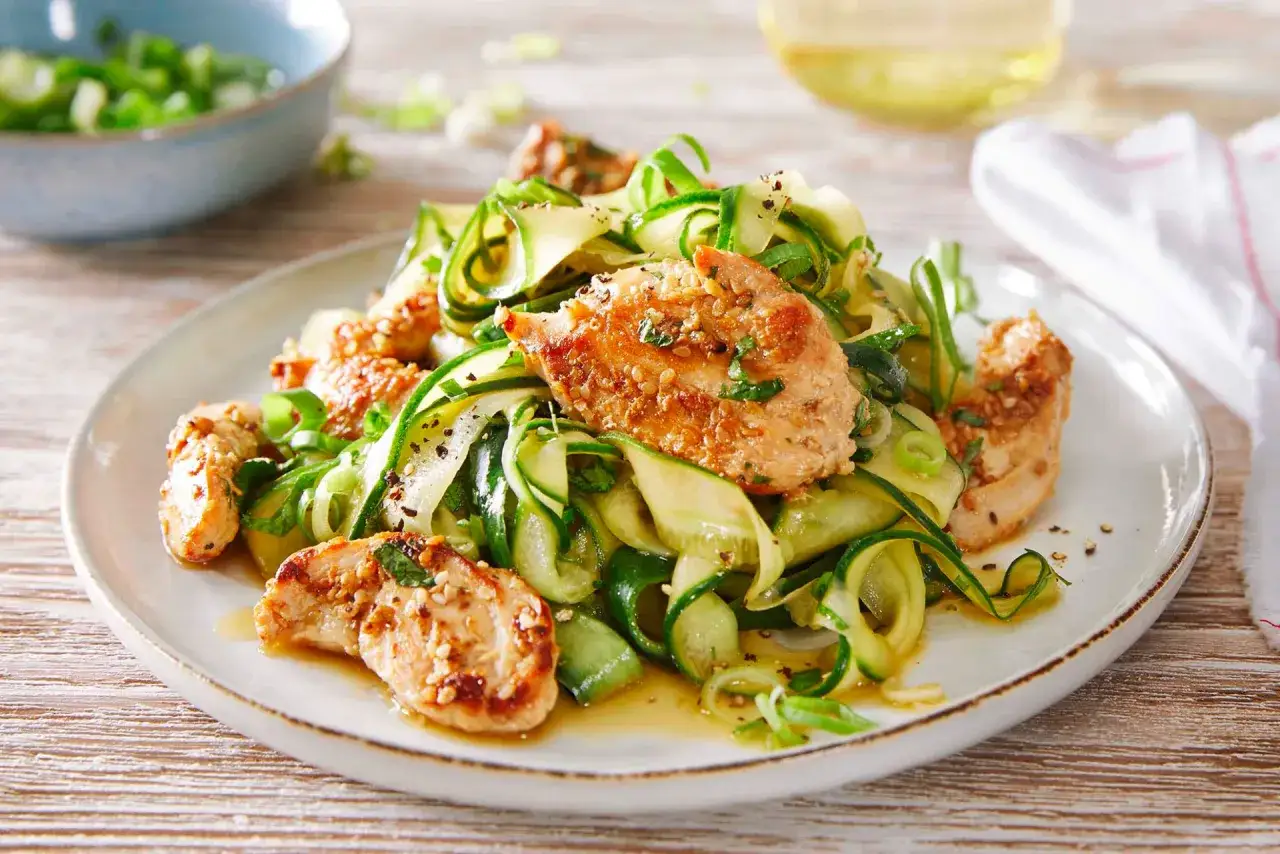 Gebratene H&auml;hnchenstreifen mit Gurkenbandnudeln und Fr&uuml;hlingszwiebeln &ndash; perfekt f&uuml;r das Essen bei warmen Wetter.