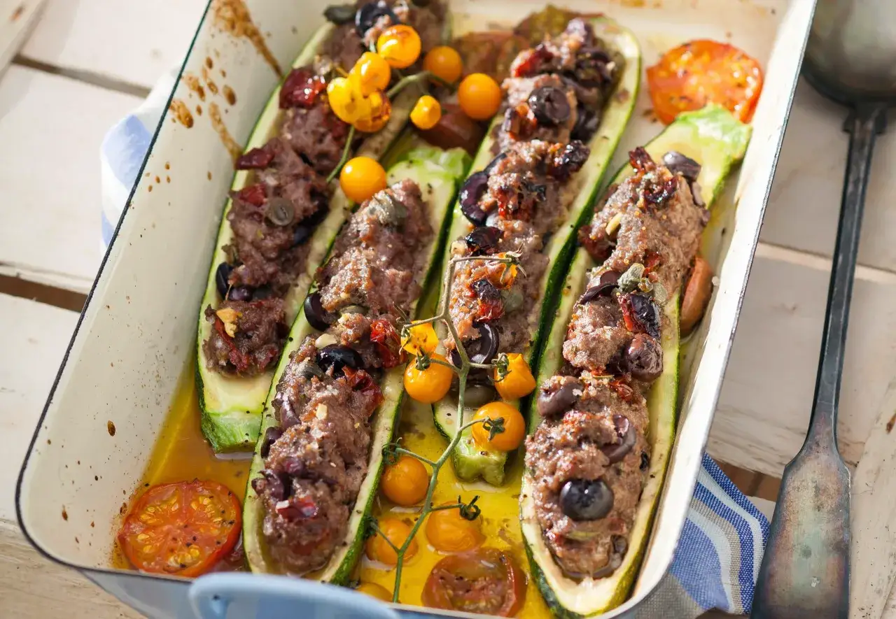 Gefüllte Zucchini mit Hackfleisch, Oliven und Tomaten. Ein Gericht, das zeigt, was gut zu Zucchini passt.