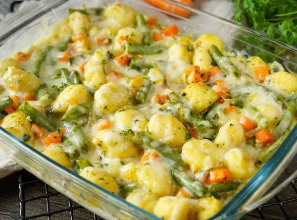 Herzhafte Gnocchi-Pfanne mit grünen Bohnen und Karotten, überbacken mit Käse. Ein leckeres, einfaches Rezept vegetarisch.