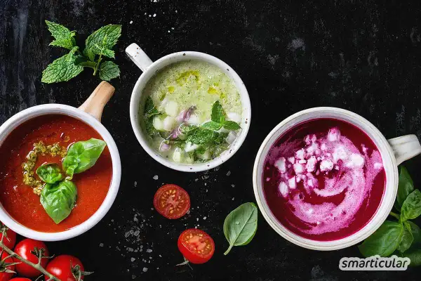 Erfrischendes Essen bei warmen Wetter: Drei bunte Suppen – Tomate, Gurke und Rote Bete – mit frischen Kräutern und Gemüse.