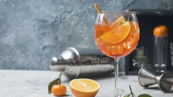 Erfrischender Aperol Spritz mit Orangenscheiben und Eis. Perfekt für sommerliche Spritz Rezepte.