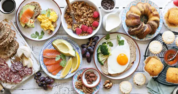 Leckere Brunch-Ideen für Ostern: Rührei, Lachs-Avocado-Toast, Müsli, Obst, Kuchen und mehr.