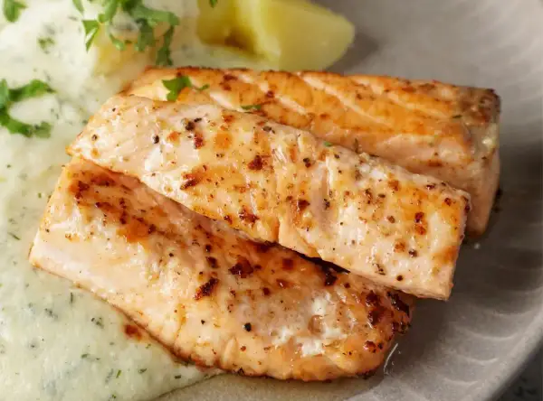 Gebratene Lachsfilets mit Kräutersauce und Kartoffeln – schnelle Rezepte mit Lachs für ein köstliches Abendessen.