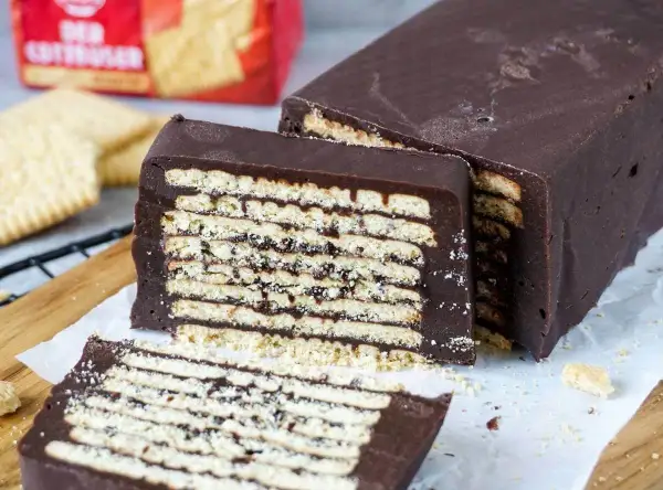 Schokoladen-Kekstorte DDR, geschichtet mit Butterkeksen und dunkler Schokolade, ein süßer Gruß aus der Vergangenheit.
