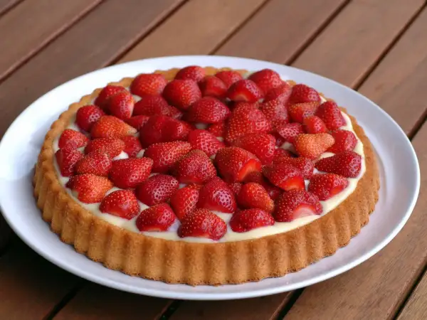 Ein köstlicher Obstboden mit Biskuitboden, gefüllt mit Vanillecreme und belegt mit frischen Erdbeeren. Ein perfektes Rezept für den Sommer.