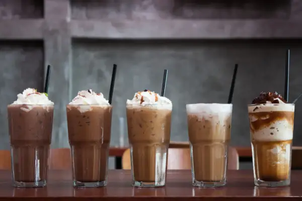 Fünf leckere Eiskaffee-Variationen, perfekt zum Eiskaffee selbst machen. Mit Sahne und Karamell verziert.