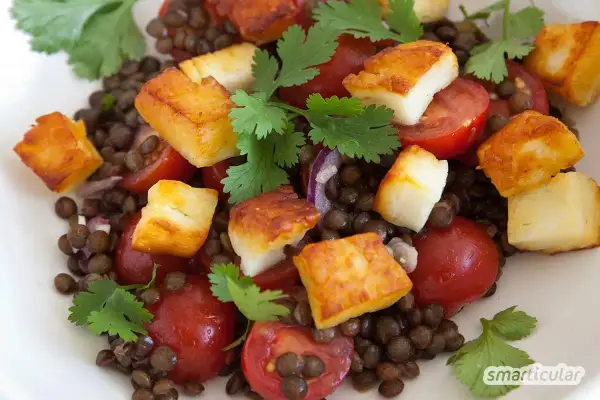 Ausgefallene Salate: Linsensalat mit gebratenem Halloumi, Kirschtomaten und Koriander.