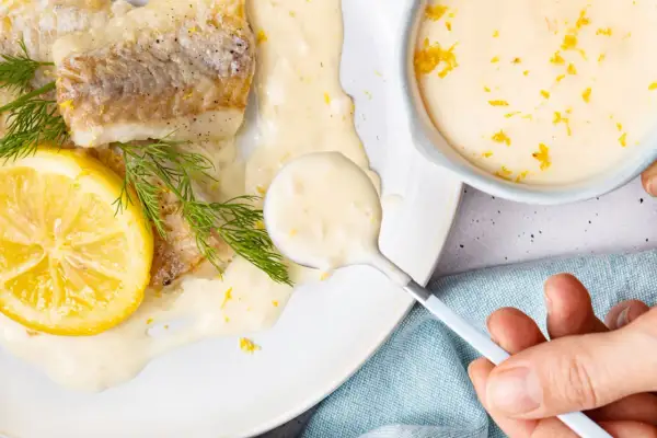 Gebratener Fisch mit Dill und Zitrone, übergossen mit cremiger zitronen butter sauce.