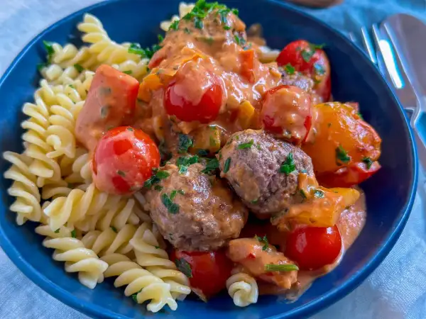 Hackfleischbällchen in cremiger Tomatensoße mit Fusilli. Ein schnelles Rezept aus dem Ofen, das perfekt für den Feierabend ist.