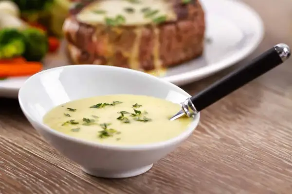 Cremige Sauce Béarnaise, perfekt für Ihr nächstes Sauce Béarnaise Rezept. Dazu gibt es ein saftiges Steak und Gemüse.