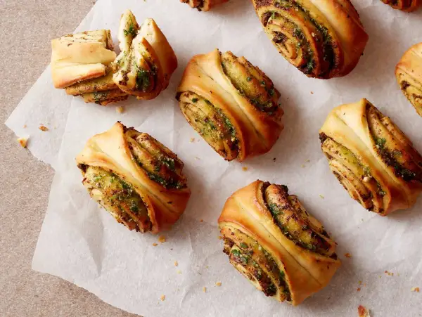 Herzhafte Snacks aus fertigem Pizzateig: Gerollte Teigschnecken mit Kräuterfüllung, perfekt für schnelle Rezepte.