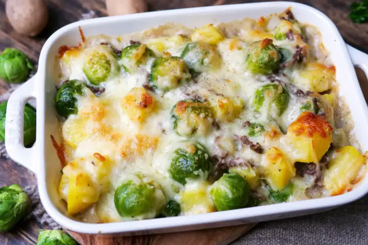 Gratin mit Rosenkohl und Kartoffeln, überbacken mit Käse. Ein herzhaftes Gericht, das sich gut als Rosenkohl als Beilage zu Fleisch eignet.